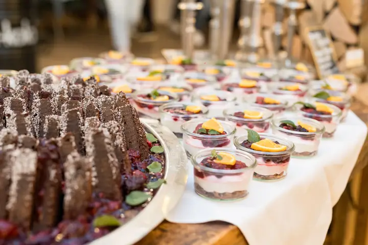 Dessertbuffet mit Gläsern und Kuchen