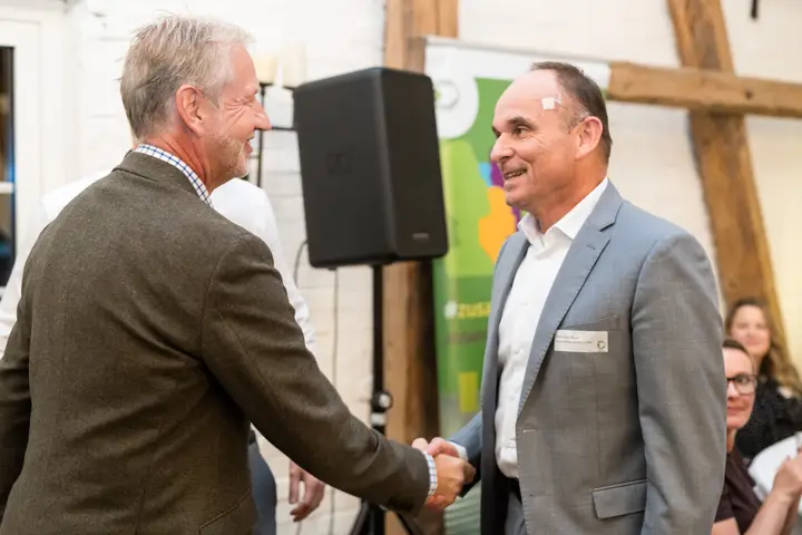 Händedruck zur Gratulation