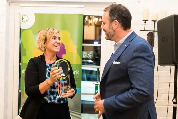 Übergabe des Awards an Ingo Haselbacher