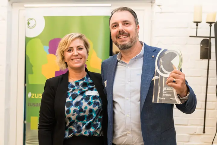 Ingo Haselbacher hält den Award in der Kategorie tatkräftig hoch