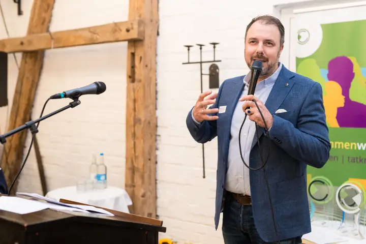 Ingo Haselbacher spricht zu den Gästen